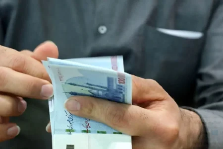 مجلس افزایش حقوق 2 بار در سال را قانونی کند