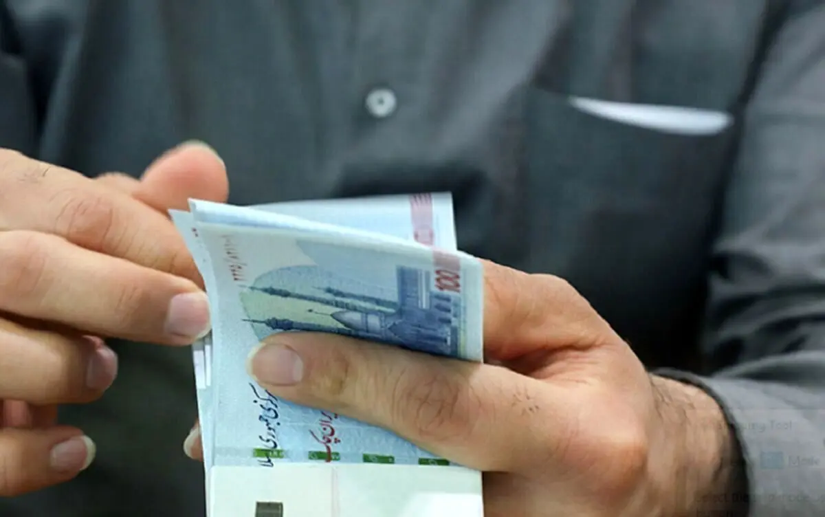 به گزارش گام اقتصادی به نقل از تسنیم، سمیه گلپور، ریاست کانون عالی انجمن‌های صنفی کارگران طی یادداشتی برای تسنیم درباره پیشنهاد افزایش دستمزد 2بار در سال نوشت: اظهار نظر اخیر رئیس مجلس شورای اسلامی درباره اینکه «می‌توان حقوق‌ها را دو بار در سال افزایش داد»، اگر قرار است صرفاً در حد یک تیتر خبری بماند، کمکی به معیشت مردم نمی‌کند.مسئله جامعه کارگری و حقوق‌بگیران کشور «امکان» نیست؛ الزام قانونیِ اجرا نشده است.