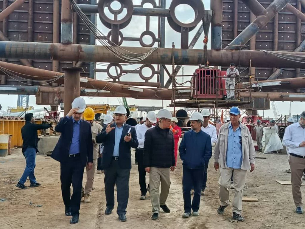 به گزارش گام اقتصادی به نقل از روابط عمومي شركت مهندسي و ساخت تأسيسات دريايي ايران،در جریان این بازدید، دکتر پورهنگ و دکتر هاشمی با حضور در سایت عملیاتی، از نزدیک در جریان آخرین وضعیت بارگیری و آماده‌سازی جکت پروژه فرزاد «ب» برای انتقال قرار گرفتند.