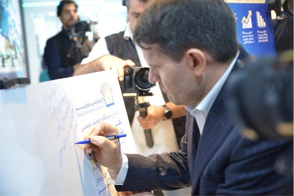به گزارش گام اقتصادی به نقل از روابط عمومی و امور فرهنگی پتروشیمی مروارید؛ در آیین افتتاح این غرفه، عباس‌زاده مدیرعامل شرکت ملی صنایع پتروشیمی ایران، مهدوی دبیرکل انجمن صنفی کارفرمایان صنعت پتروشیمی و جمعی از مدیران پتروشیمی مروارید و اصحاب رسانه حضور داشتند.