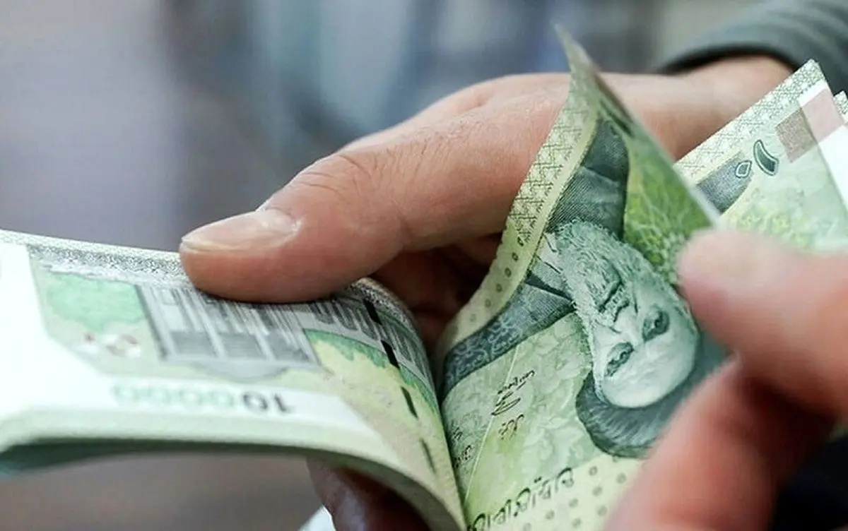 به گزارش گام اقتصادی، با اجرایی شدنِ سیاست حذف ارز ترجیحی، قیمت بسیاری از کالاها افزایش یافته و اقتصاددانان پیش‌بینی می‌کنند که سبد معیشت کارگران در پی اجرای این سیاست، نرخ افزایشیِ قابل توجهی داشته باشد. با این اوصاف سوال مهمی مطرح است؛  آیا در جلساتِ مزدی شورایعالی کار، صحبت از نرخِ واقعیِ سبد حداقل‎‌های زندگی است و آیا می‌توان امیدوار بود که دستمزد ۱۴۰۵ کارگران مطابق با نرخ سبد معیشت تعیین شود؟