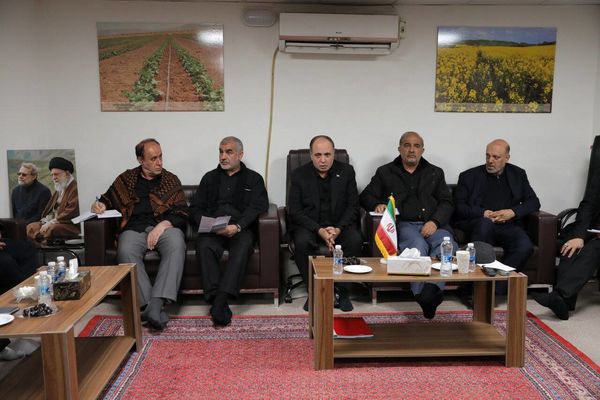 به گزارش گام اقتصادی، نواب رئیس مجلس و اعضای هیات رئیسه و روسای کمیسیون‌های اقتصادی مجلس شورای اسلامی روز دوشنبه - ۱۰ فروردین- با غلامرضا نوری وزیر جهاد کشاورزی دیدار و در جریان روند و فرایند تولید، تأمین، توزیع و عرضه کالاهای اساسی و محصولات کشاورزی قرار گرفتند.