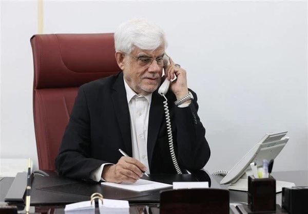 به گزارش گام اقتصادی، محمدرضا عارف در تماس با فرود عسگری، معاون وزیر امور اقتصادی و دارایی و رئیس کل گمرک ایران، گزارشی از اقدامات انجام‌شده در گمرکات کشور دریافت کرد و با تقدیر از تلاش‌های شبانه‌روزی کارکنان این مجموعه در ایام نوروز و شرایط جنگی، بر نقش کلیدی گمرک در پشتیبانی از معیشت مردم تأکید کرد.