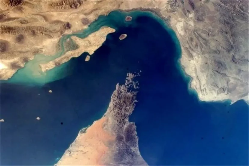 به گزارش گام اقتصادی به نقل از مانا، مسعود پلمه، دبیر انجمن شرکت‌های کشتیرانی درباره ادعای نتانیاهو درباره دور زدن تنگه هرمز و تغییر مسیر تردد کشتی‌های و خطوط لوله نفت گفت: اظهار نظر‌هایی که افرادی مانند نتانیاهو دارند، معمولاً اظهارات سیاسی و غیرعقلی است. بزرگترین بندر منطقه، بندر جبل‌علی محسوب می‌شود و اگر قرار باشد این بندر تعطیل باشد، مگر امکان دارد این بندر را به مسیر عربستان منتقل کنیم تا تردد دریایی به آن منطقه منحرف شود؟
