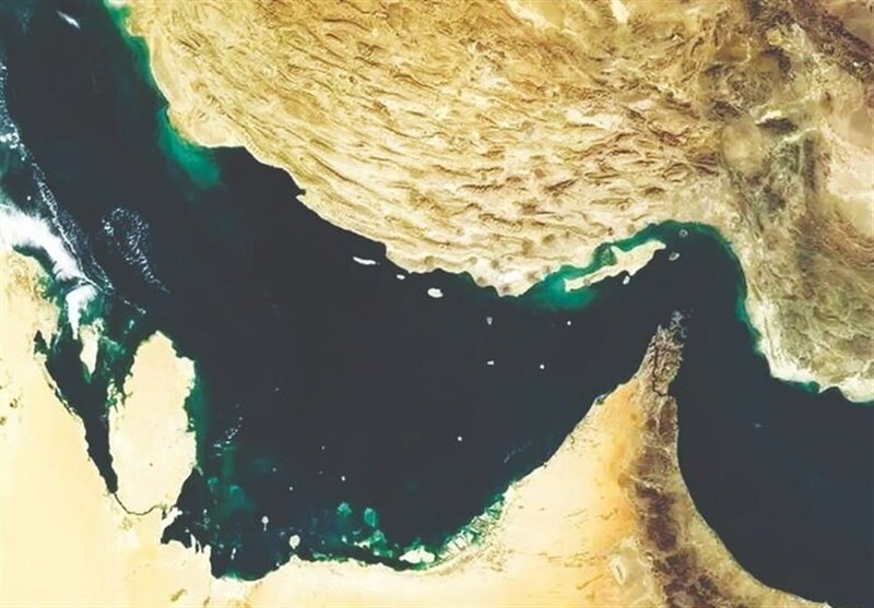 به گزارش  گام اقتصادی به نقل از مانا، بحث دریافت عوارض از کشتی‌های عبوری تنگه هرمز علاوه بر موانع حقوقی، در عمل با مشکلات سیاسی و اجرایی هم روبه‌روست. اجرای چنین طرحی نیازمند لجستیک گسترده برای کنترل کشتی‌ها، دریافت و تأیید عوارض در لحظه و مدیریت عبور و مرور است؛ مسائلی که در عمل اجرای پایدار آن را بسیار دشوار می‌کند.