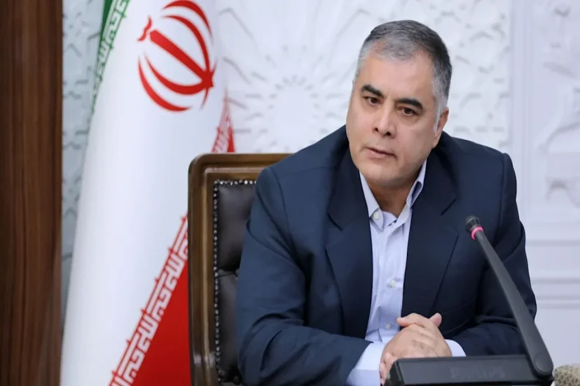 به گزارش گام اقتصادی به نقل از خانه ملت، محسن پاک‌نژاد در حاشیه نشست با نواب رئیس و رؤسای کمیسیون‌های تخصصی مجلس بیان کرد: در این نشست درباره مسائل پیرامون حوزه انرژی در شرایط جنگی صحبت شد، مسائل حوزه صنعت نفت مطرح  و مقرر شد با هم‌اندیشی بیشتر، چالش‌ها را برطرف کنیم.
