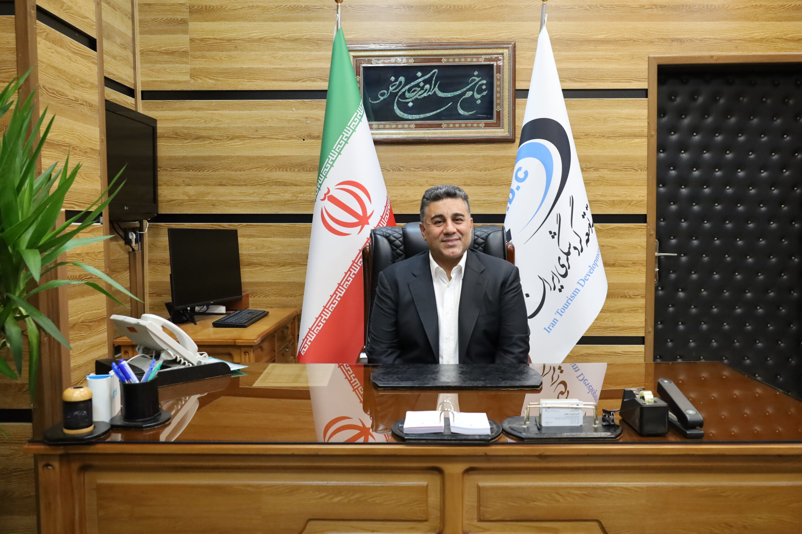به گزارش گام اقتصادی: در چنین هنگامه‌ای، صنعت گردشگری نه فقط به‌منزله‌ی بخشی از اقتصاد، بلکه به‌عنوان نهاد فرهنگی و اجتماعی بازآفرینِ امید و پیوستگی ملی جایگاه ویژه‌ای می‌یابد.