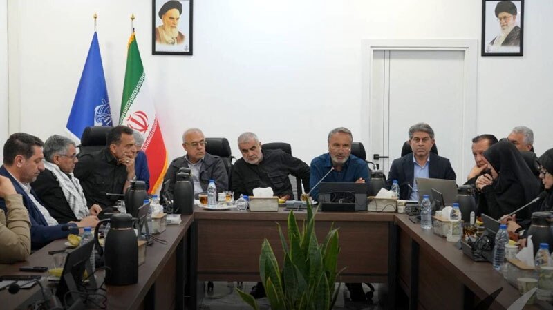به گزارش گام اقتصادی: علی نیکزاد ثمرین، نایب‌رئیس مجلس، محمدرضا رضایی کوچی رئیس و جمعی از اعضای کمیسیون عمران مجلس شورای اسلامی با همراهی محمد شکیبی نسب، معاون وزیر راه و شهرسازی و مدیرعامل سازمان بنادر و دریانوردی و محمد عاشوری استاندار، برای بازدید از بنادر هرمزگان و بررسی موضوع تنگه هرمز به این استان سفر کردند و سپس با حضور در مجتمع بندری شهید رجایی در یک نشست مشترک نحوه تخلیه و ترانزیت کالا به ویژه کالاهای اساسی در شرایط محاصره دریایی تنگه هرمز را بررسی کردند.