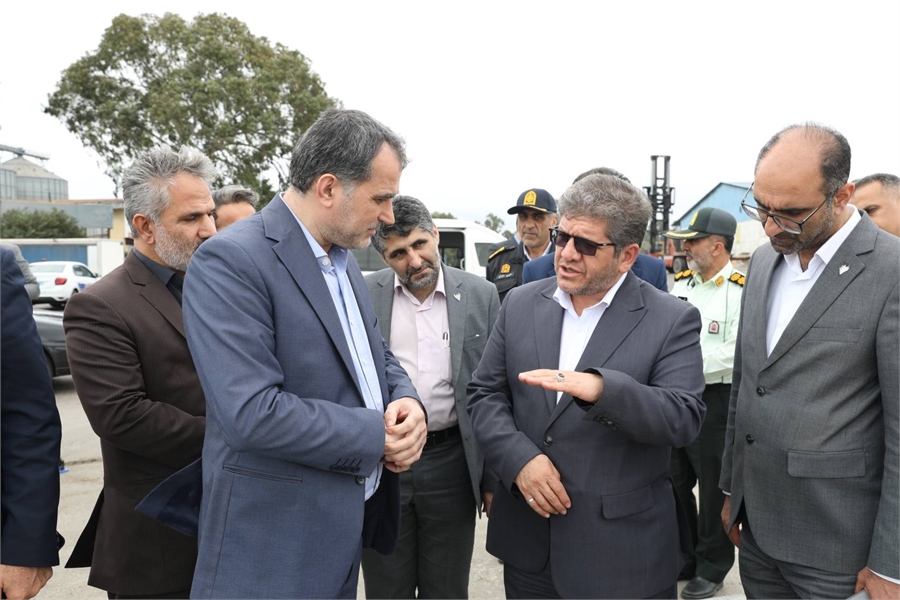 به گزارش گام اقتصادی، معاون وزیر راه و شهرسازی و مدیرعامل شرکت راه‌آهن جمهوری اسلامی ایران، در راس هیاتی از مدیران این شرکت، به منظور بررسی تحقق سهم ۲۵ درصدی حمل ریلی کالا از بنادر در برنامه هفتم توسعه، از بندر امیرآباد بازدید و با مدیرکل این بندر دیدار و گفت‌وگو کرد.