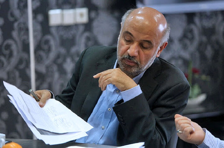 به گزارش گام اقتصادی: مدیرعامل پادجم که تا امروز صرفاً به‌عنوان سرپرست فعالیت می‌کرد و حکم قطعی نیز برای وی صادر نشده بود، تاکنون نیز تأییدیه لازم از مراجع و مقامات ذی‌صلاح را دریافت نکرده بود. مدیرعامل پادجم از سمت خود کنار گذاشته و برکنار شد.