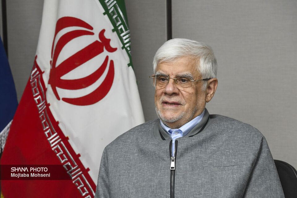 به گزارش گام اقتصادی به نقل از پایگاه اطلاع‌رسانی رسانی معاون اول رئیس‌جمهوری، محمدرضا عارف عصر سه‌شنبه (پنجم خرداد) در نشست تنظیم بازار و شورای عالی مسکن با اشاره به ضرورت بازسازی و از سرگیری تولید در بخش‌های مختلف پس از جنگ تحمیلی سوم، گفت: امروز راهبرد دولت این است که گاز و برق مورد نیاز صنایع کشور ازجمله پتروشیمی و کشاورزی تأمین شود تا با رونق تولید، نیازهای داخلی تأمین و صادرات انجام شود.