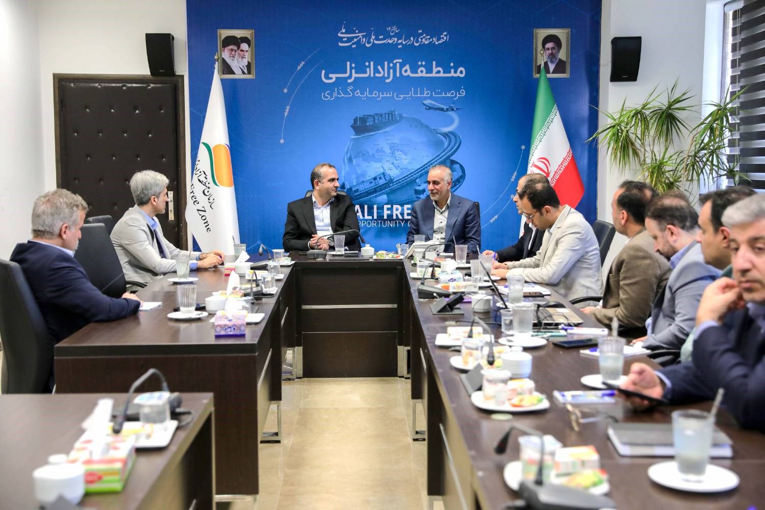 به گزارش گام اقتصادی به نقل از روابط عمومی و امور بین الملل سازمان منطقه آزاد انزلی، در جریان این جلسه که مهدی گلدوست عضو هیأت مدیره و مدیر فناوری اطلاعات سازمان نیز حضور داشت، طرفین در خصوص عملیاتی‌سازی تفاهم‌نامه‌های همکاری با توجه به ظرفیت‌ها و فرصت‌های جدید ایجاد شده برای نخستین منطقه آزاد شمال کشور با هدف اجرای شاخص‌های انقلاب صنعتی چهارم و پنجم، و مناطق آزاد ‌نسل ششم، گفتگو کردند.