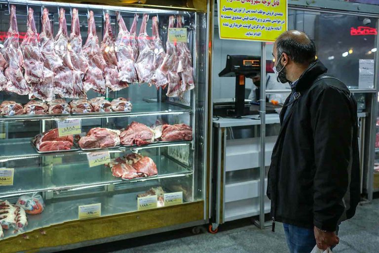 به گزارش گام اقتصادی، طوفان تند گرانی‌ها، زندگی آبرومند و ساده‌ی طبقه‌ی کارگر ایران را جاروب کرده است. امروز، نه خانه‌دار شدن و داشتن سرپناه شخصی، نه خرید یک خودروی ساده (حتی یک پراید با کمترین امکانات) و نه حتی یک سفر کوتاه آخر هفته به شمال، هیچ یک، جزو برنامه‌های زندگی خانواده‌های کارگری نیست؛ طبقه‌ی کارگر در تقلای زنده ماندن و تامین نیازهای ساده‌ای که خانواده را به عنوان یک ارگان حیاتی اجتماع سر پا نگه دارد، روز را با دو یا سه شیفت کار به نیمه شب گره می‌زنند اما باز هم گره‌های کور زندگی باز نمی‌شود.