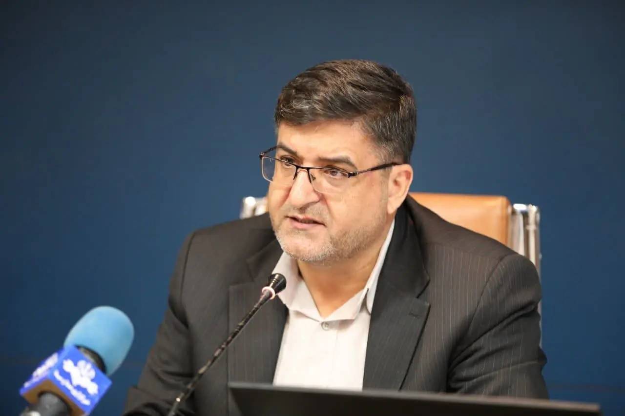 به گزارش گام اقتصادی: باور قلبی او بر «اقدامات کوچک با اثرات بزرگ» استوار است؛ به این معنی که شاید خیلی از کارها در نگاه اول ساده به نظر برسند، اما وقتی عمقِ تأثیرشان را می‌بینیم، متوجه می‌شویم که چه گره‌های بزرگی را از کار مردم باز کرده‌اند.