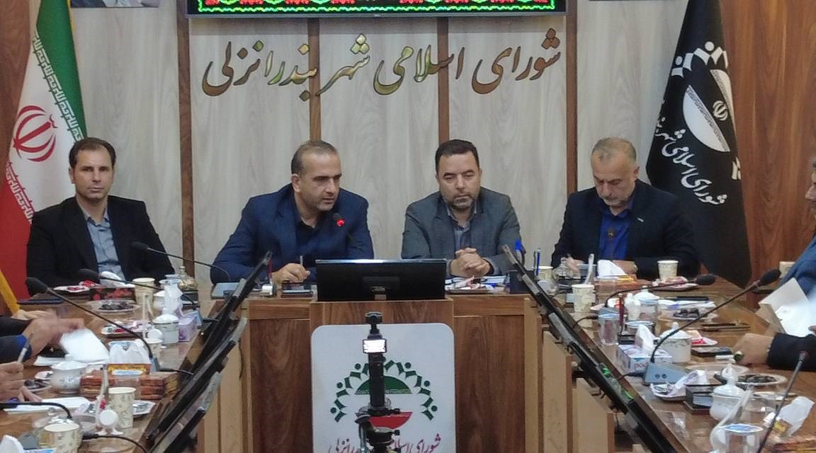 به گزارش گام اقتصادی به نقل از روابط عمومی و امور بین‌الملل سازمان منطقه آزاد انزلی، مراسم امضای توافق‌نامه همکاری میان سازمان منطقه آزاد انزلی و شهرداری بندرانزلی با حضور مصطفی طاعتی‌مقدم، رئیس هیئت‌مدیره و مدیرعامل به همراه معاونین سازمان ، حسن کاظم پور، دادستان شهرستان بندر انزلی، صادق صادق‌پور، شهردار بندرانزلی، شعبان جعفری، رئیس شورای اسلامی شهر بندرانزلی و جمعی از اعضای شورای اسلامی شهر برگزار شد.