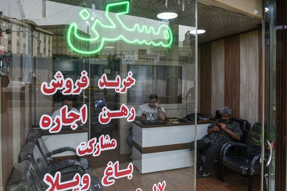 به گزارش گام اقتصادی به نقل از ایلنا، محمدرضا رضایی کوچی، رییس کمیسیون عمران مجلس درباره نظارت بر اجاره بها در بازار مسکن و افزایش قیمت‌های غیر متعارف اظهار داشت: برای اجاره‌بها قانون مشخص وجود دارد و اعلام شده است که اگر در استانی قیمت اجاره‌بها بالاتر از سقف مصوب افزایش پیدا کند، شورای عالی مسکن در آن استان باید تشکیل و نسبت به نرخ‌گذاری اقدام کند و این موضوع، قانون صریح است.