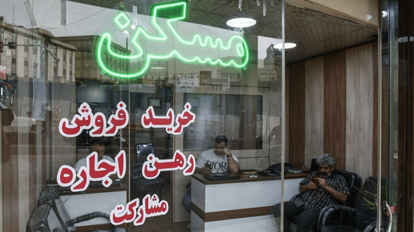 به گزارش گام اقتصادی به نقل از ایلنا، رضا فرهادزاده، مدیرکل دفتر طرح‌ریزی و پایش طرح‌های مسکن معاونت مسکن و ساختمان، در نشست خبری با موضوع ارائه آخرین آمار سامانه حمایتی مسکن (تم) اظهار داشت: بر اساس جدیدترین آمار اجرای طرح نهضت ملی مسکن، برای ۸۲۷ هزار متقاضی تخصیص پروژه انجام شده است. همچنین از مجموع پروژه‌های تخصیص‌یافته، ۷۷۳ هزار واحد دارای پروانه ساختمانی هستند و ۵۵۸ هزار واحد هم در مرحله انعقاد قرارداد قرار دارند.