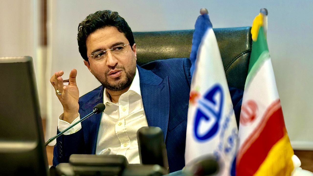 به گزارش گام اقتصادی به نقل از صدای پتروشیمی، کمیل پورضیائی، مدیرعامل شرکت پتروشیمی خارک، در مجمع عمومی عادی سالیانه این شرکت ضمن تشریح عملکرد و برنامه‌های توسعه‌ای “شخارک”، از اجرای طرح‌های جدید برای تکمیل زنجیره ارزش و افزایش ظرفیت عملیاتی خبر داد.