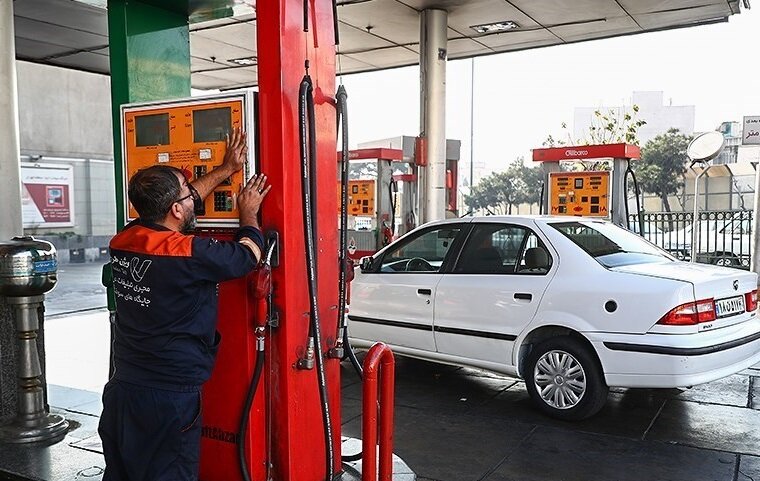 به گزارش گام اقتصادی، روزنامه دولتی ایران یک کارشناس انرژی گفت :«تداوم محدودیت‌های موجود می‌تواند تأمین سوخت از خارج را با دشواری بیشتری روبه‌رو کند.» وی با استناد به برآوردهای غیررسمی اظهار کرد: «بر اساس آمار غیررسمی، حدود ۷۰ درصد واردات بنزین کشور از مسیرهای جنوبی انجام و حدود ۳۰ درصد نیز از مسیرهای شمالی، از جمله ترکمنستان، تأمین می‌شد.»