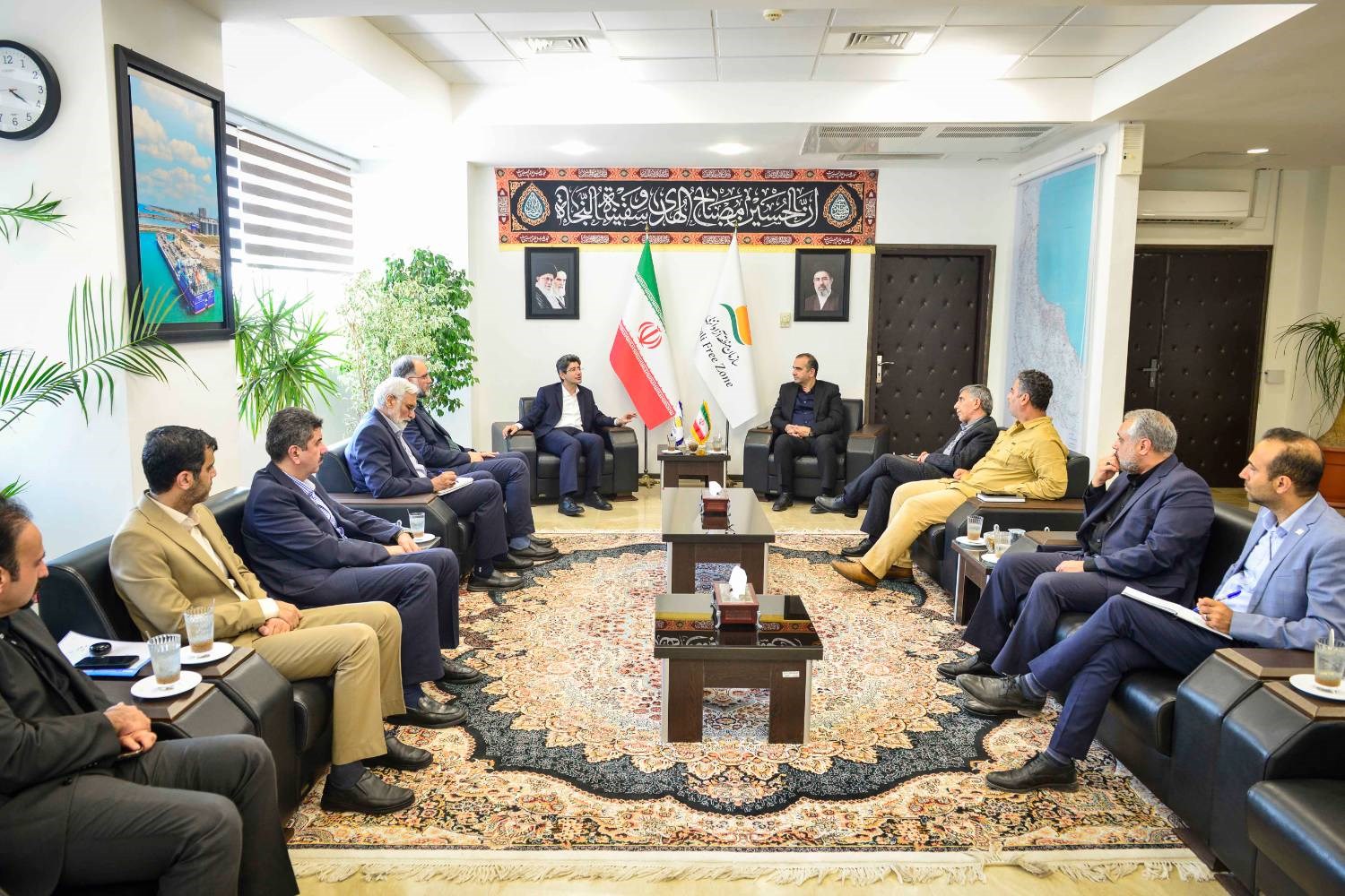 به گزارش  گام اقتصادی به نقل از روابط عمومی و امور بین‌الملل سازمان منطقه آزاد انزلی، مصطفی طاعتی‌مقدم، رئیس هیئت‌مدیره و مدیرعامل سازمان، در نشست مشترک با اعضای هیئت‌مدیره، معاونان و مدیران ارشد گروه کشتیرانی جمهوری اسلامی ایران، راهکارهای توسعه همکاری‌های مشترک در حوزه‌های بندری، حمل‌ونقل دریایی، لجستیک و ترانزیت کالا را بررسی کرد.