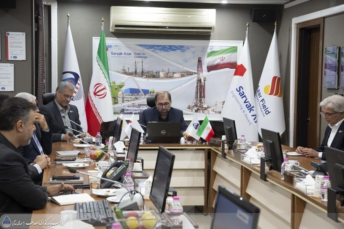 به گزارش گام اقتصادی به نقل از روابط عمومی اهداف، در ابتدای نشست، حمیدرضا توسلی، مدیرعامل شرکت مهندسی و توسعه سروک آذر، ضمن خیرمقدم به حاضران، به تشریح پیچیدگی‌های زمین‌شناسی و عملیات حفاری در فاز نخست توسعه میدان نفتی آذر پرداخت و بر نقش بی‌بدیل توان و تحقق فنی مهندسی داخلی، بهره‌گیری از نیروی متخصص بومی و حجم قابل‌توجه سرمایه‌گذاری انجام‌شده در این فاز تأکید کرد. وی در ادامه، مدیران ارشد حاضر در جلسه را معرفی کرد.
