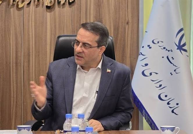 به گزارش گام اقتصادی، علاءالدین رفیع‌زاده رئیس سازمان اداری و استخدامی کشور، در حاشیه جشنواره ایده، محصول و فناوری در جمع خبرنگاران با اشاره به تکالیف قانونی در حوزه کوچک‌سازی دولت گفت: بر اساس ماده ۱۰۵ قانون برنامه هفتم توسعه و همچنین سیاست‌های کلی نظام اداری، بازنگری در ساختار کلان دستگاه‌های اجرایی در دستور کار قرار گرفته است. ما مجموع این اسناد بالادستی را در قالب مصوبه‌ای دارای برنامه‌های ضمانت‌دار، در شورای عالی اداری تصویب و ابلاغ کردیم.