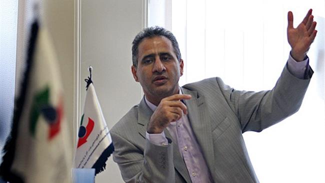 به گزارش گام اقتصادی، چالش بنزین در ایران، برخلاف آنچه در افکار عمومی تصور می‌شود، موضوعی ناگهانی یا حاصل تحولات چند ماه اخیر نیست. آنچه امروز از آن با عنوان ناترازی تولید و مصرف سوخت یاد می‌شود، نتیجه سال‌ها تصمیم‌گیری، سیاست‌گذاری و روندهایی است که هر یک بخشی از این وضعیت را رقم زده‌اند. از یک سو رشد جمعیت، گسترش شهرنشینی، افزایش تعداد خودروها و توسعه سفرهای جاده‌ای، تقاضا برای بنزین را به شکل مستمر افزایش داده و از سوی دیگر، ظرفیت پالایشگاه‌ها، کیفیت ناوگان حمل‌ونقل و زیرساخت‌های مدیریت مصرف، همگام با این رشد توسعه نیافته‌اند. همین فاصله میان عرضه و تقاضا، امروز بازار سوخت را به یکی از حساس‌ترین و چالش‌برانگیزترین بخش‌های اقتصاد ایران تبدیل کرده است.