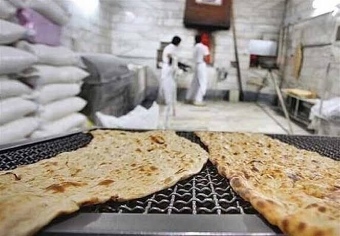به گزارش گام اقتصادی: محمدجواد کرمی در گفت‌وگو با ایانا، با تأکید بر لزوم تحول در سیاست‌گذاری‌های کلان زنجیره گندم، آرد و نان اظهار داشت: «صنعت آرد و نان کشور با وجود در اختیار داشتن کارخانجات به‌روز و مدرن، به دلیل محدودیت‌های ناشی از روش‌های فعلی پرداخت یارانه، در حصار مانده و از پتانسیل‌های واقعی خود برای حضور در بازارهای منطقه‌ای محروم شده است.»