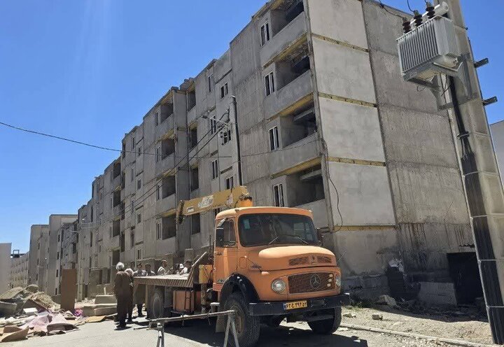 به گزارش گام اقتصادی به نقل از تسنیم، شهر جدید پردیس در دو حوزه مسکن حمایتی کشور رکورددار است؛ نخست، تعداد بالای واحدهای نیمه‌تمام مسکن مهر که با گذشت سال‌ها همچنان به سرانجام نرسیده‌اند و دوم، روند کند اجرای پروژه‌های نهضت ملی مسکن. این شهر در حال حاضر حدود 11 هزار واحد تکمیل‌نشده مسکن مهر دارد و در کنار آن حدود 3 هزار واحد نهضت ملی مسکن نیز با مشکلات اجرایی مواجه هستند.