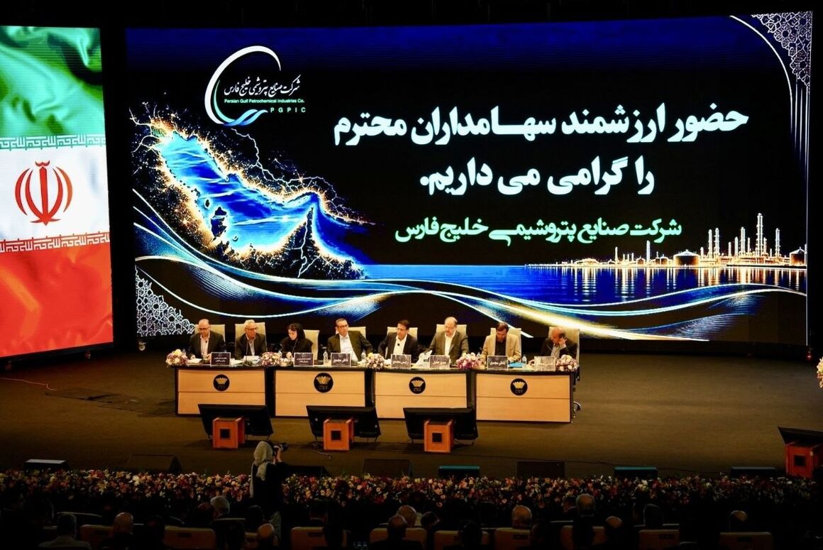 به گزارش  گام اقتصادی به نقل از شانا، بر اساس نتایج این مجمع که صبح روز (چهارشنبه ۲۵ شهریور) برگزار شد، از مجموع پنج کرسی هیئت‌مدیره هلدینگ خلیج فارس، سه کرسی به شرکت‌های وابسته به گروه سرمایه‌گذاری اهداف و صندوق‌های بازنشستگی صنعت نفت، یک کرسی به تاپیکو و یک کرسی نیز به نماینده سهام عدالت رسید.