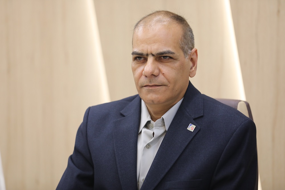 به گزارش گام اقتصادی به نقل از اتاق اصناف ایران به نقل از فارس، مجید بسطامی گفت: شهرداری بخشی از تعهدات مالی خود به پیمانکاران را با واگذاری واحد جبران کرده است؛ ۱۰ واحد به یک پیمانکار، ۵ واحد به پیمانکار دیگر، به این ترتیب ماهیت شهرک عوض شده است. به گونه‌ای که اگر وارد شهرک ‌شوید، به جای صنوف آلاینده و مرتبط با خودرو شاهد فعالیت املاک، چوب‌فروشی و حتی انبار خواهید بود، به همین دلیل اداره کل راه و شهرسازی شهرسازی سند و انتقال را به شهرداری نمی‌دهد تا شهرداری بتواند برای کسانی که سال‌ها پیش واحد خریدند، سند بزند.