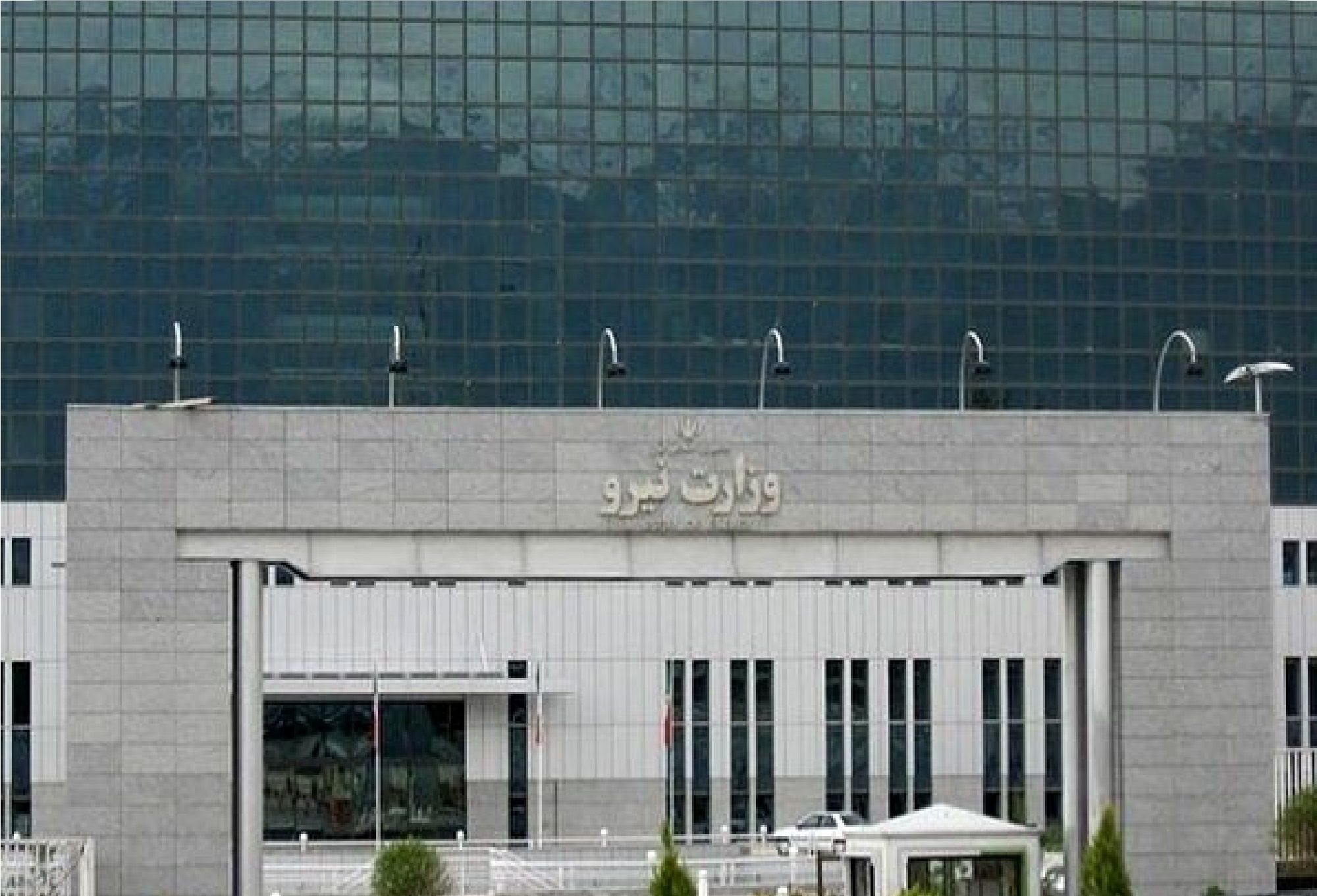 به گزارش گام اقتصادی به نقل از وقایع نیوز: امیرمجید شهریاری|اینجا دیگر صحبت از یک رقابت حرفه‌ای نیست. صحبت از نظامی است عشیره‌ای و قبیله‌ای که همان‌گونه که مافیاها به ساختار خانوادگی مشهورند، این «خانواده‌وارگیِ»مدیریتی نیز به سدّی مستحکم در برابر هر شایسته‌سالاری و تخصص بدل شده است.