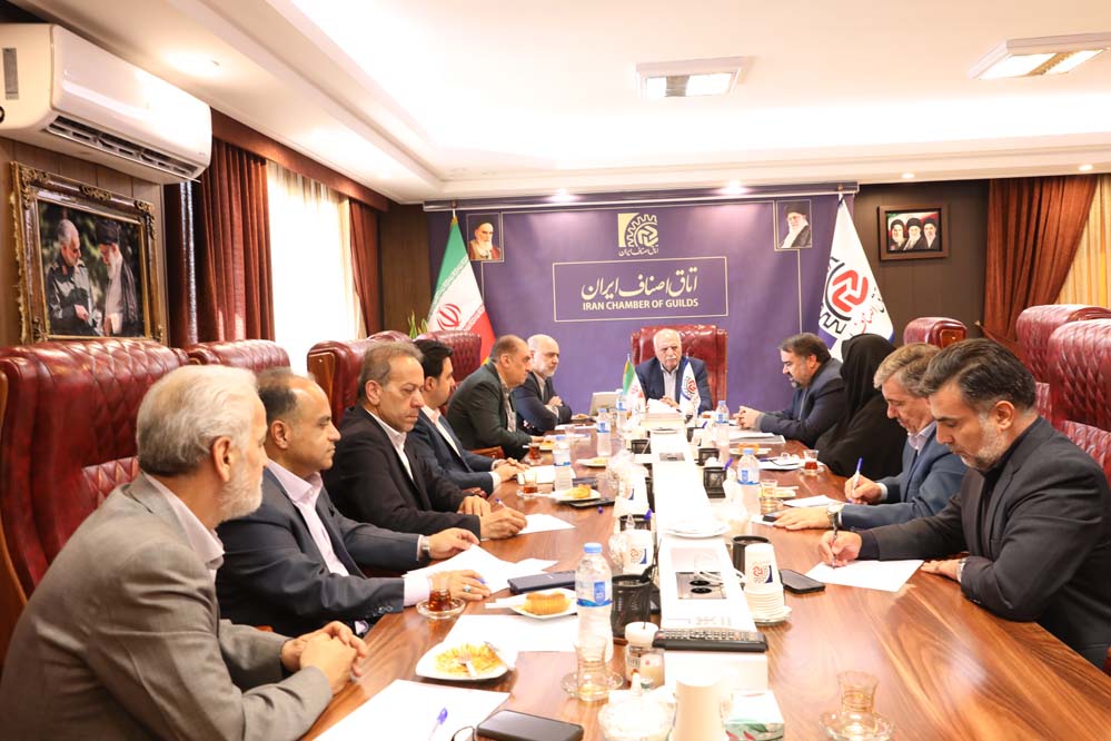 به گزارش گام اقتصادی به نقل از اتاق اصناف ایران، در این نشست تکالیف، اقدامات اجرایی و چالش‌های صنوف در حوزه مبارزه با پولشویی و  تطبیق با استانداردهای نظارتی، مورد بررسی قرار گرفت و بر ضرورت تشکیل و ساماندهی کارگروه‌های تخصصی در راستای رصد و ساماندهی پنج‌گانه مشاغل غیرمالی تأکید شد.
